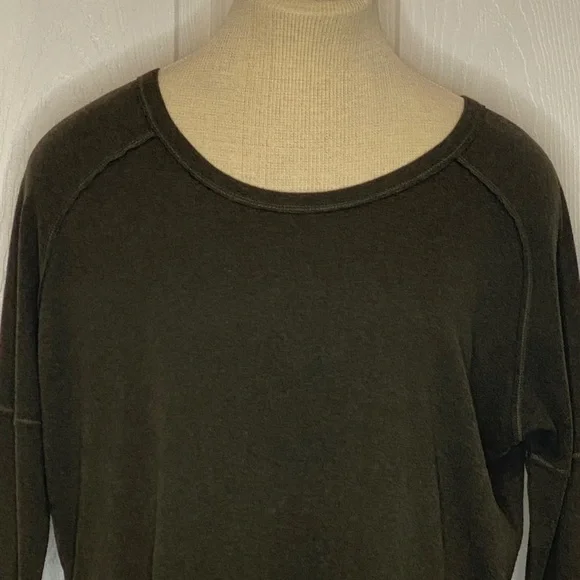 TNA Olive Raglan Long Sleeve Tee Raw Curved Hem US S - Picture 10 of 15
